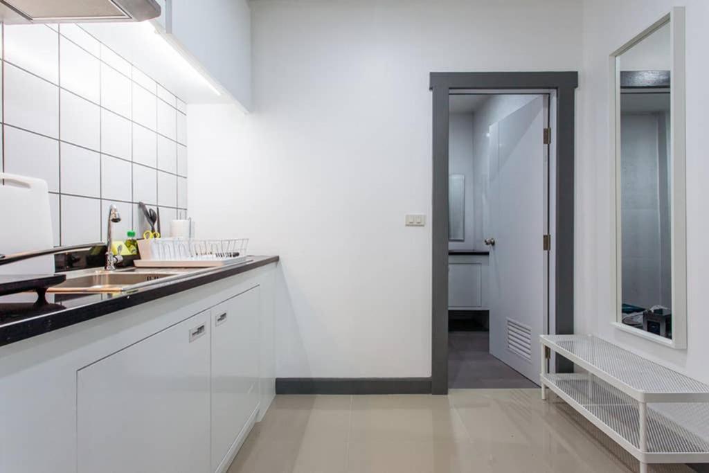Ferienwohnung P4 Silom Large 2beds full kitchen WIFI 4-6pax Bangkok Exterior foto